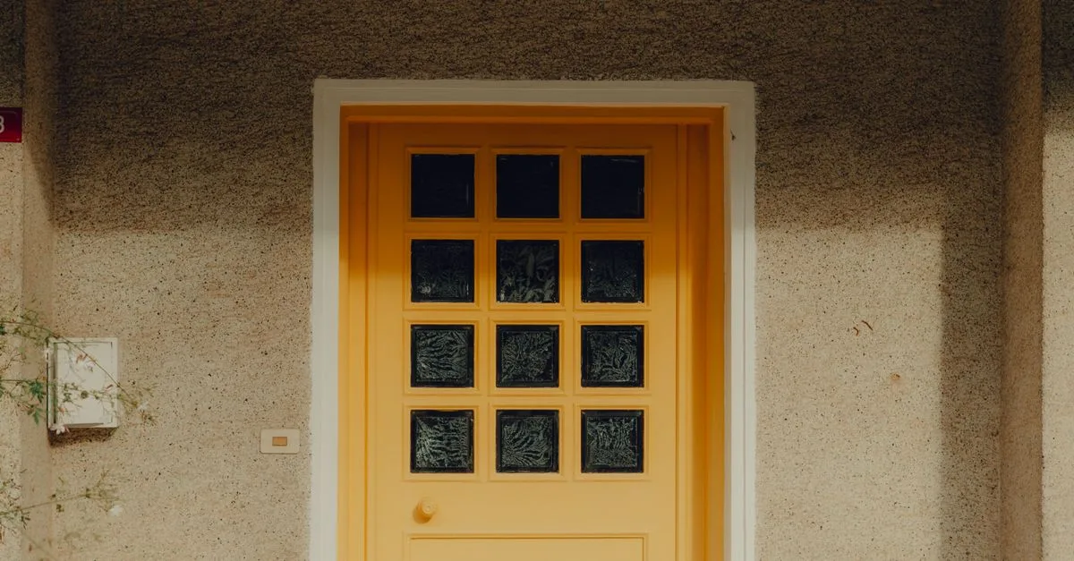 découvrez comment améliorer l'isolation de votre porte d'entrée pour économiser de l'énergie et augmenter le confort de votre maison.