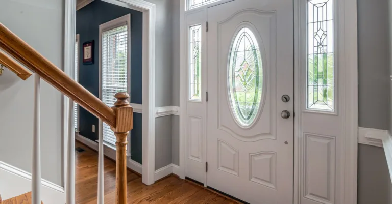 améliorez l'isolation de votre porte d'entrée pour réduire les pertes de chaleur et économiser de l'énergie tout en augmentant le confort de votre maison.