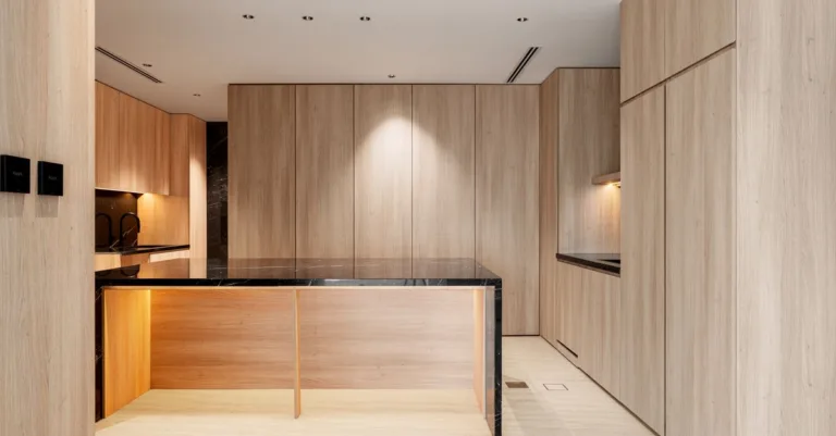 découvrez notre cuisine moderne effet bois alliant design contemporain et chaleur naturelle pour un intérieur élégant et convivial.