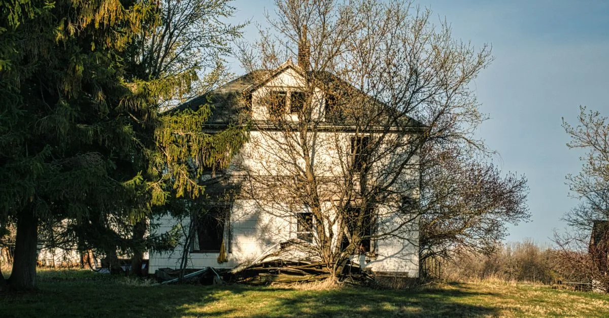 découvrez l'histoire fascinante et les mystères entourant cette maison abandonnée, entre passé oublié et atmosphère intrigante.