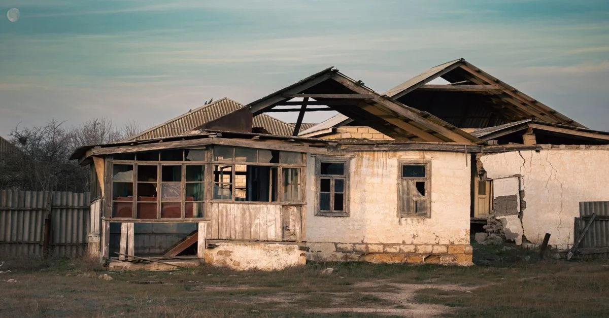 découvrez l'histoire fascinante d'une maison abandonnée, entre mystère et nostalgie, où chaque recoin raconte un passé oublié.