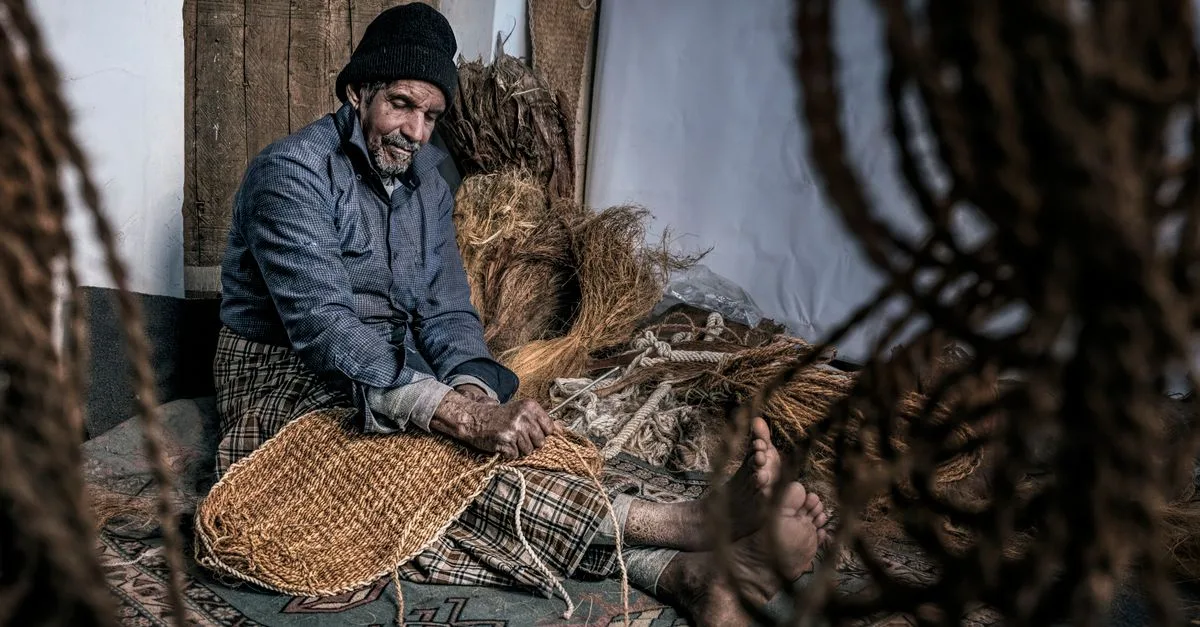 découvrez l'expertise et la passion d'un artisan qualifié, dédié à la création et la réparation de pièces uniques avec savoir-faire et précision.