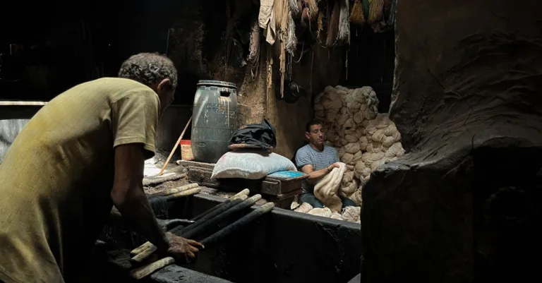 découvrez un artisan passionné, expert dans son métier, offrant des créations uniques et un savoir-faire traditionnel pour tous vos projets sur mesure.