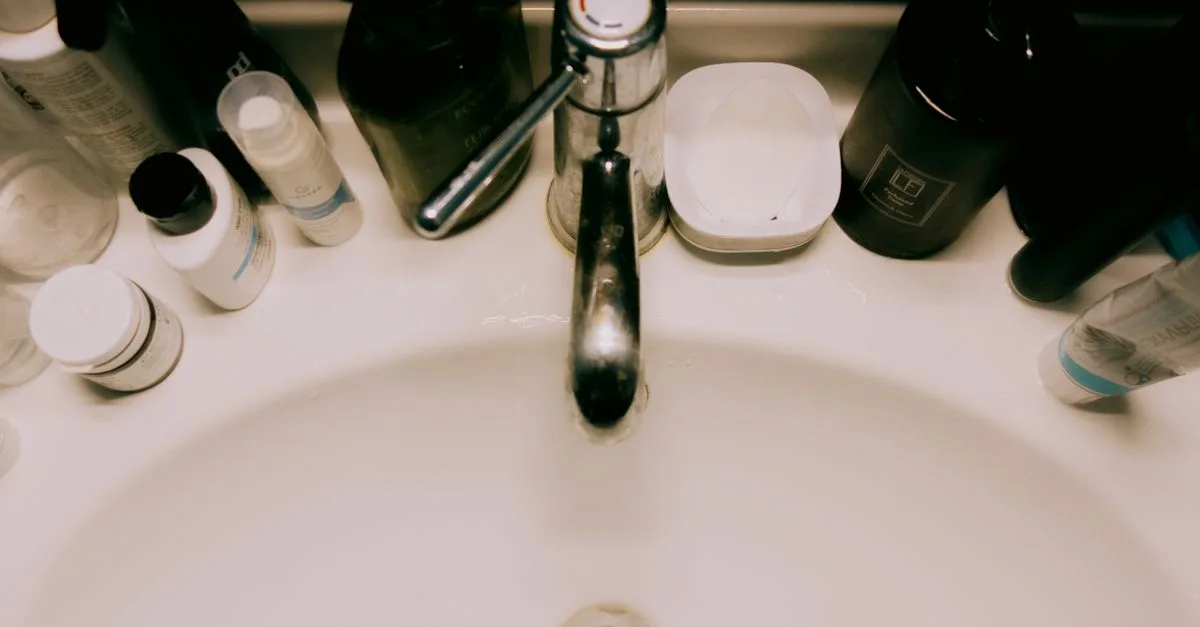 découvrez des astuces efficaces pour déboucher un évier bouché rapidement et facilement. conseils pratiques pour éviter les obstructions et garder votre évier toujours propre.
