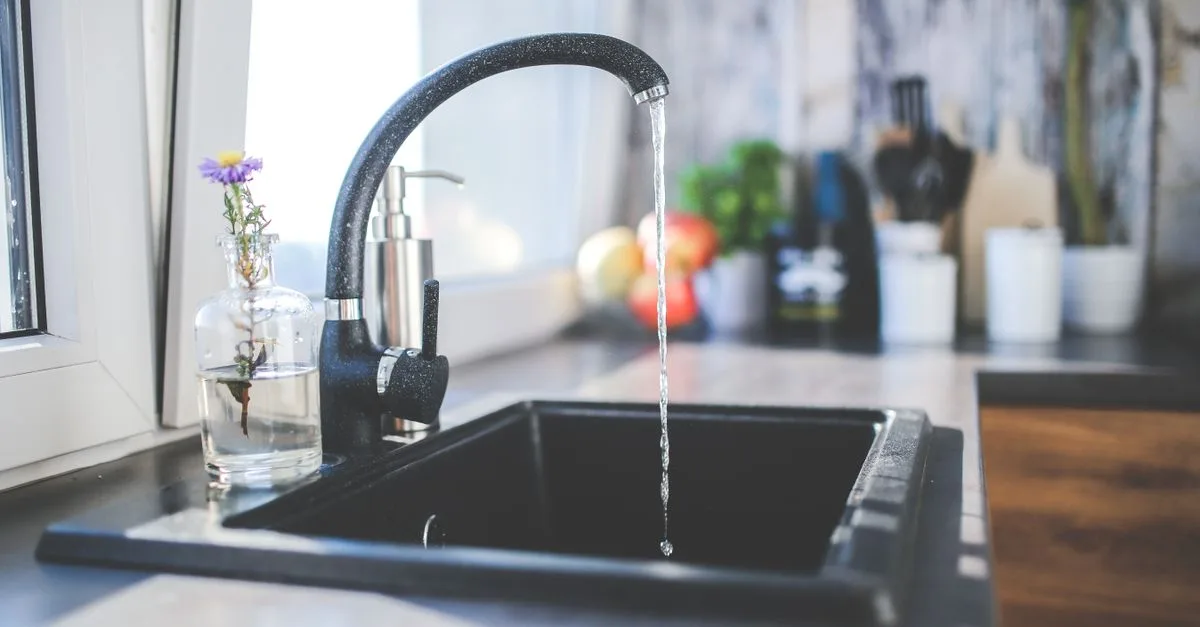 découvrez comment déboucher efficacement un évier bouché avec nos astuces simples et rapides pour retrouver un écoulement parfait.
