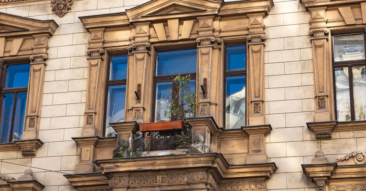 découvrez les lois et réglementations essentielles concernant la rénovation de façades pour garantir conformité et sécurité dans vos projets immobiliers.