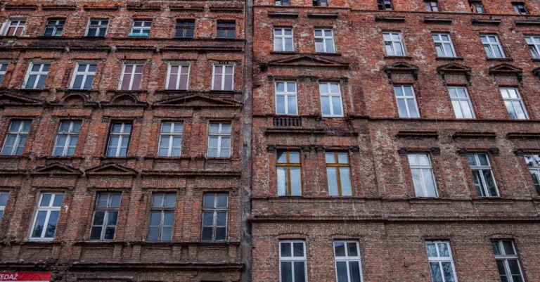 découvrez les lois et régulations essentielles concernant la rénovation de façade pour garantir des travaux conformes et sécurisés.