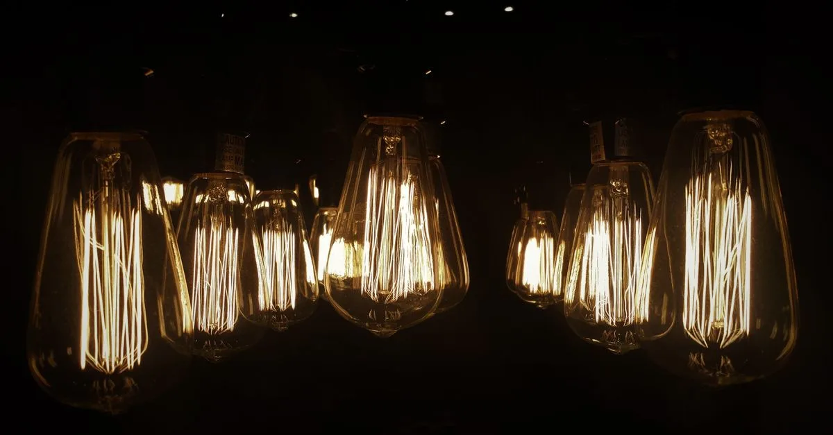 découvrez les causes courantes d'une ampoule qui scintille et comment y remédier rapidement pour une lumière stable et agréable.
