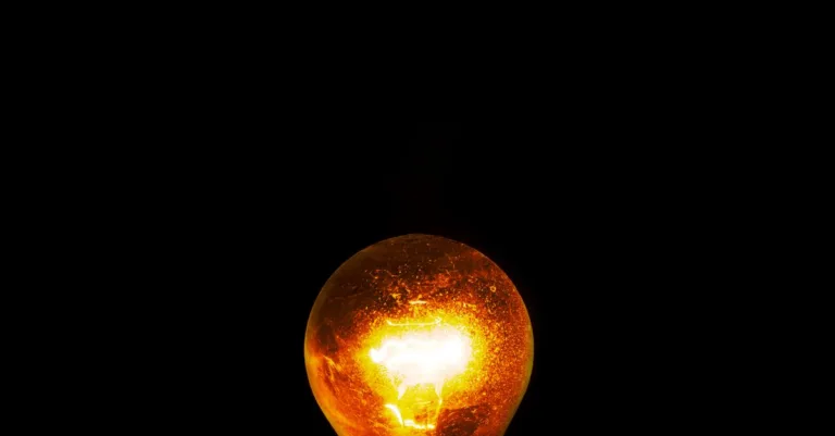 découvrez les causes courantes d'une ampoule qui scintille et comment y remédier rapidement pour une lumière stable et agréable.