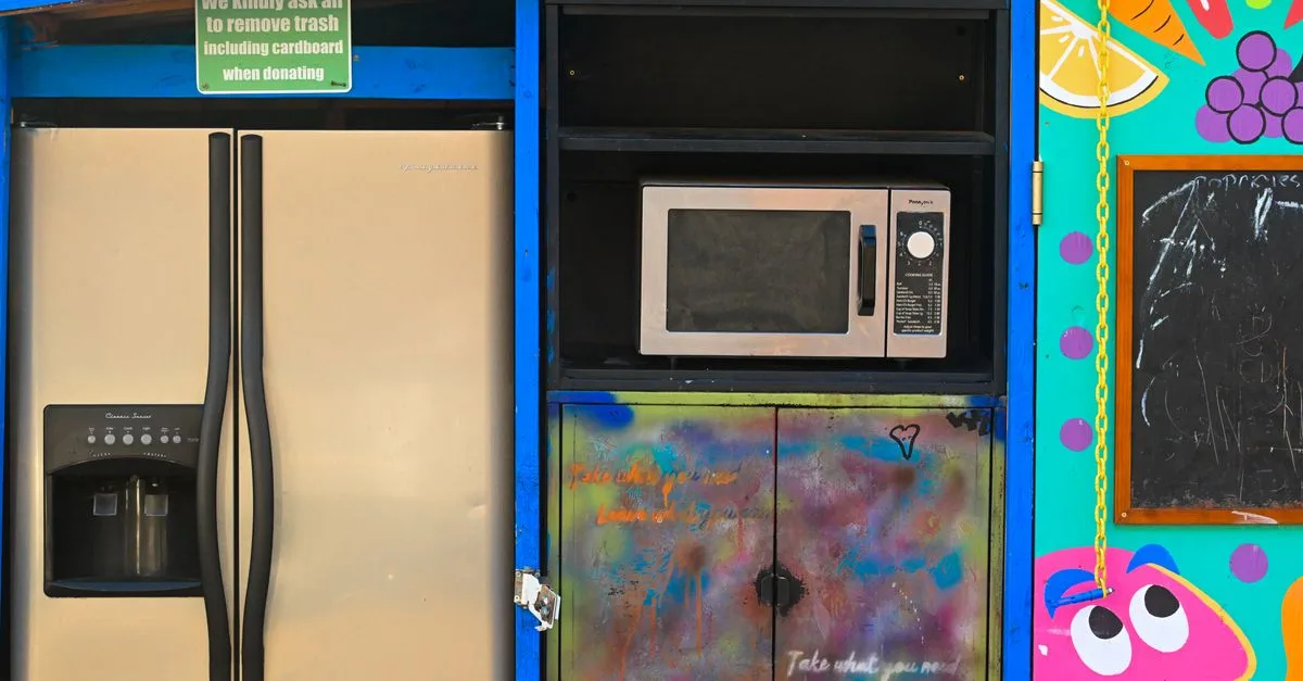 découvrez les causes possibles de la surchauffe de votre réfrigérateur et comment y remédier efficacement pour préserver vos aliments.