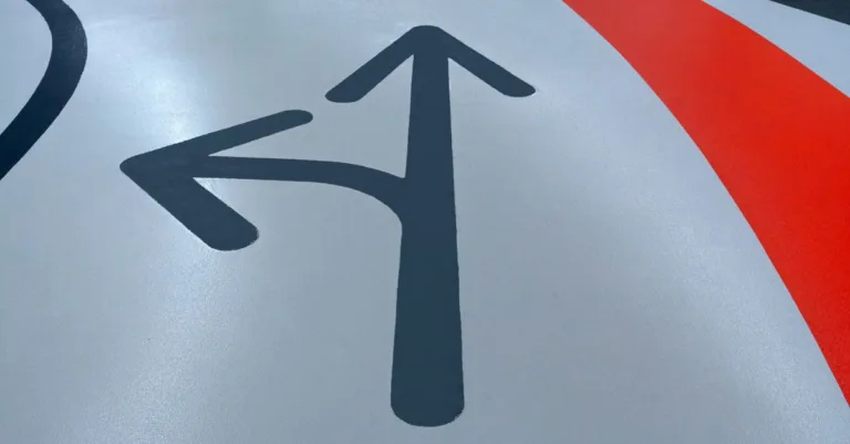 découvrez comment choisir et entretenir le revêtement de sol idéal pour votre garage, alliant durabilité, sécurité et esthétique.