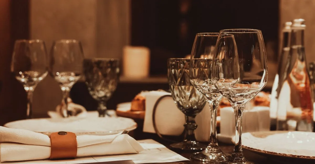 découvrez comment disposer élégamment vos verres pour une table parfaite, alliant fonctionnalité et style avec nos conseils sur le placement de la verrerie.