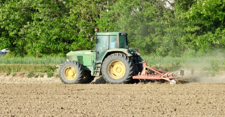 découvrez les solutions pour réparer votre tracteur de pelouse qui ne bouge plus. guide pratique pour identifier les causes et retrouver un fonctionnement optimal.