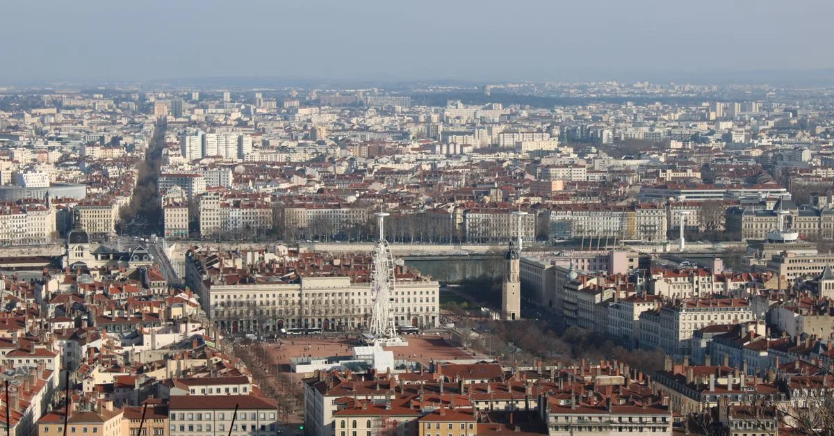 découvrez les quartiers de lyon, leurs ambiances uniques, attractions principales et conseils pour bien profiter de la ville.