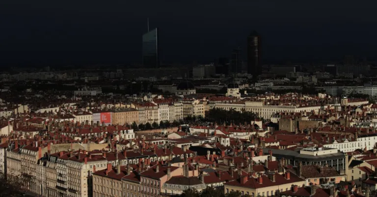 découvrez les quartiers de lyon, leurs ambiances uniques, attractions locales et conseils pour bien explorer cette ville dynamique.