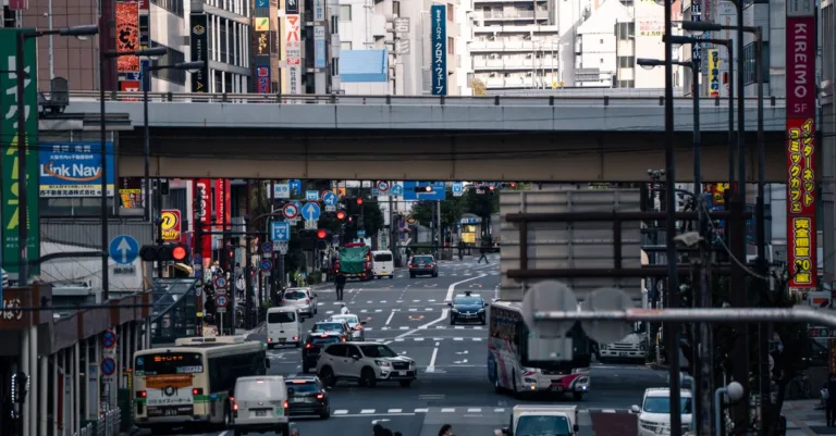 découvrez osaka, la vibrante métropole japonaise alliant tradition et modernité, célèbre pour sa cuisine, ses sites historiques et son ambiance animée.