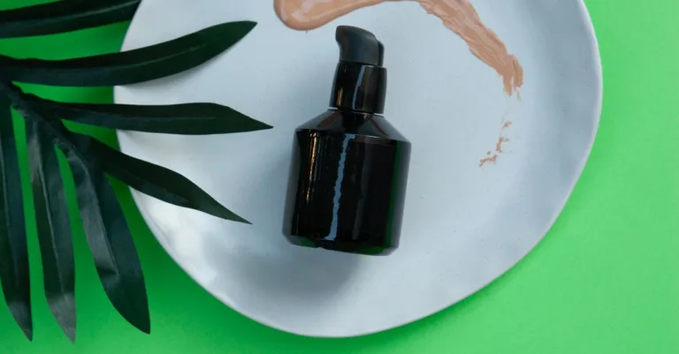 découvrez tout ce qu'il faut savoir sur le primer : guide complet pour bien préparer votre peau ou vos surfaces avant l'application de maquillage ou de peinture.