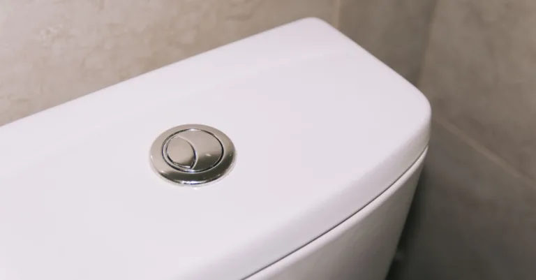 découvrez comment réparer une chasse d'eau qui coule en continu et économisez de l'eau grâce à nos conseils simples et efficaces.