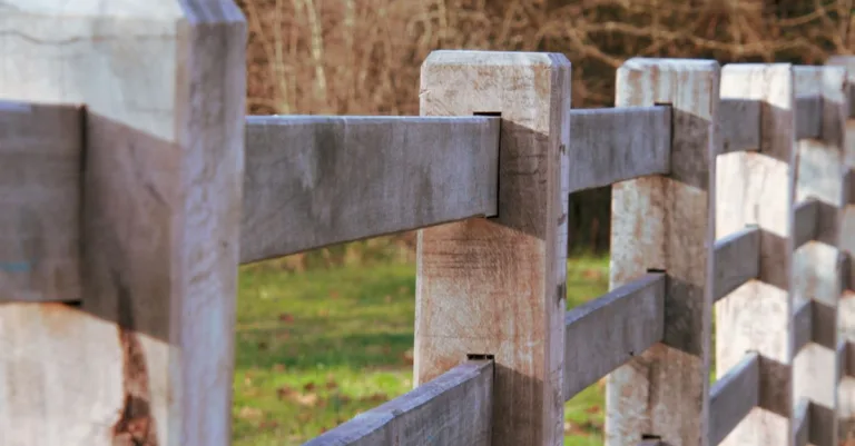 découvrez comment installer des poteaux de clôture en bois de manière efficace et durable avec notre guide étape par étape.