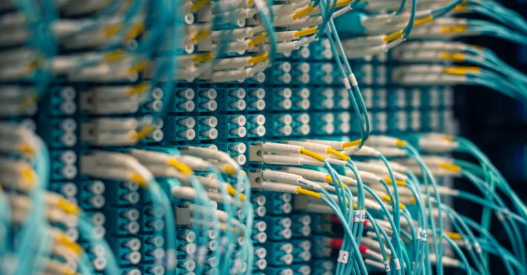 découvrez notre guide complet sur la section des câbles pour choisir la bonne taille et assurer une installation électrique sécurisée et efficace.