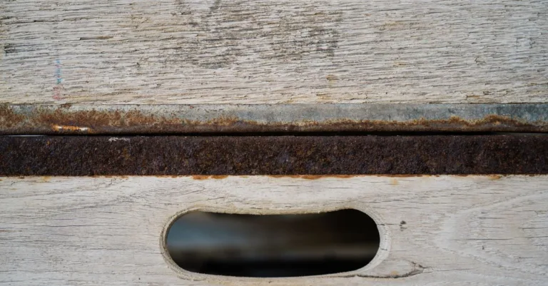découvrez comment masquer les anciens trous de poignées d’une commode pour lui donner un aspect propre et rénové.