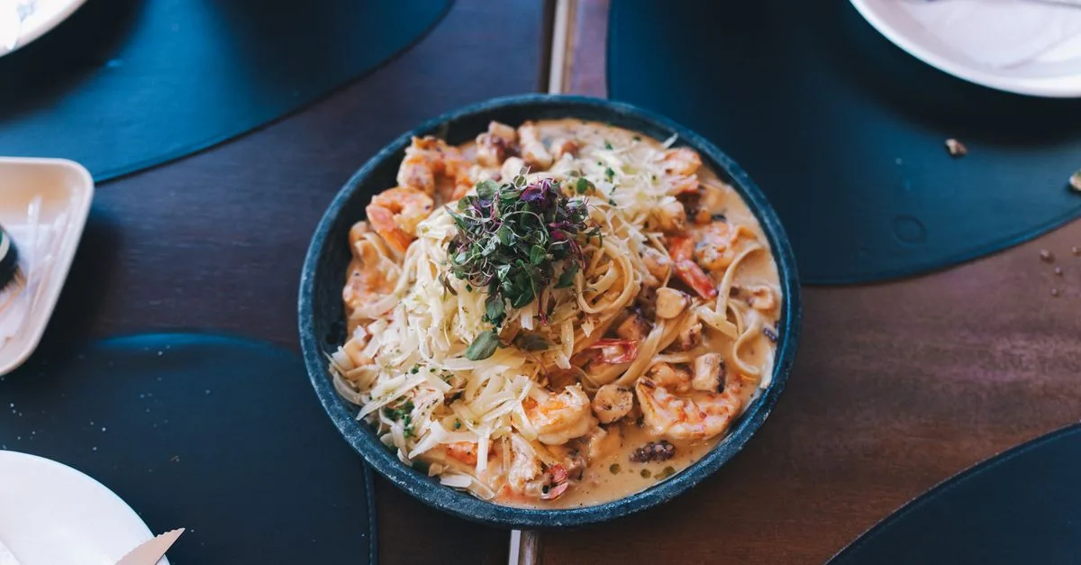 découvrez une recette crémeuse de pétoncles et de crevettes, savoureuse et facile à préparer pour un repas gourmand.