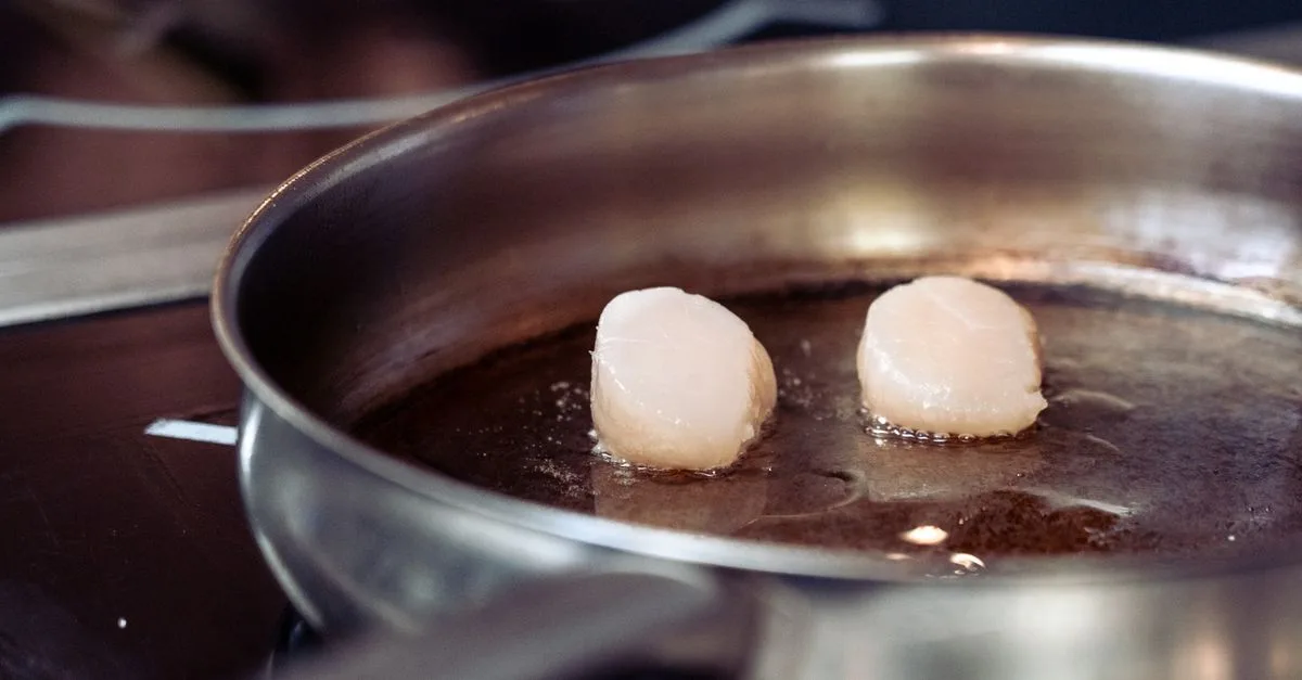 découvrez une recette crémeuse de pétoncles et de crevettes, savoureuse et facile à préparer, parfaite pour un repas raffiné à la maison.