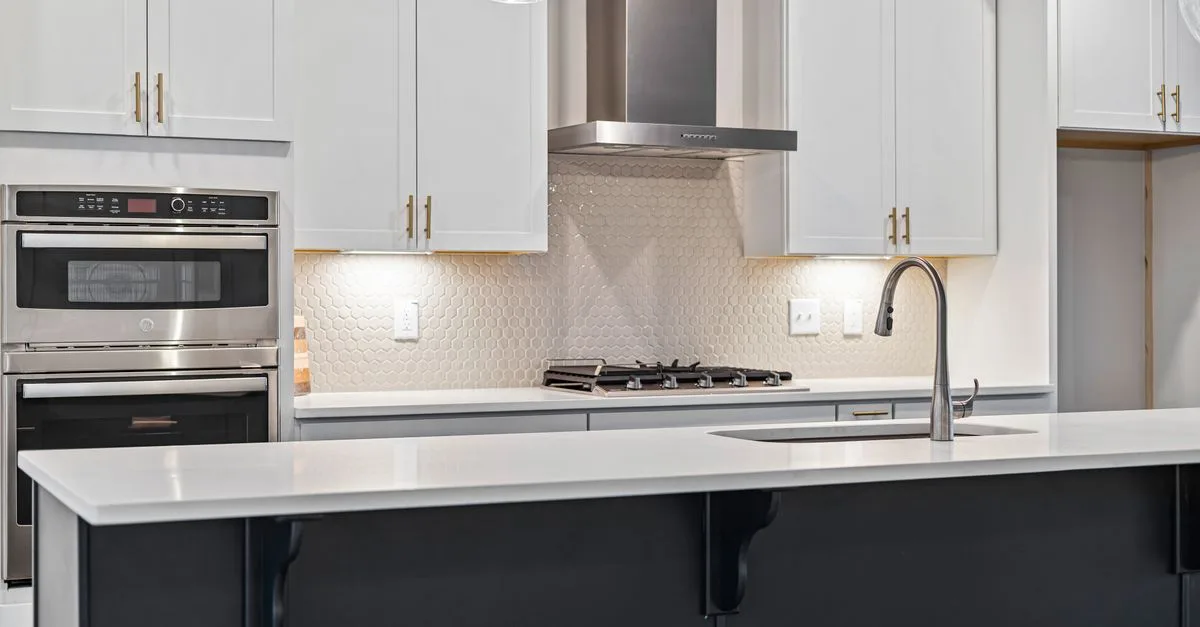 découvrez comment installer une hotte de cuisine sans conduit : étapes essentielles, conseils de montage et astuces pour optimiser la filtration de l’air.