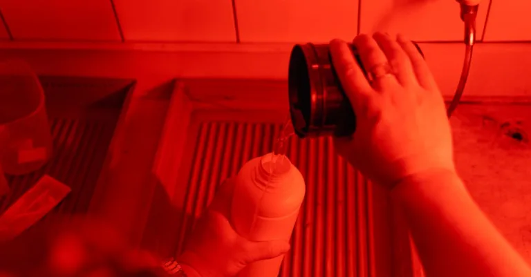 découvrez eau écarlate, le détachant pratique pour aider à éliminer les taches et prendre soin de vos vêtements au quotidien.