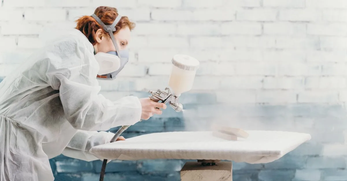 comparez le vernis mat et satiné pour vos meubles peints : rendu, protection et entretien. choisissez la finition idéale pour votre projet.