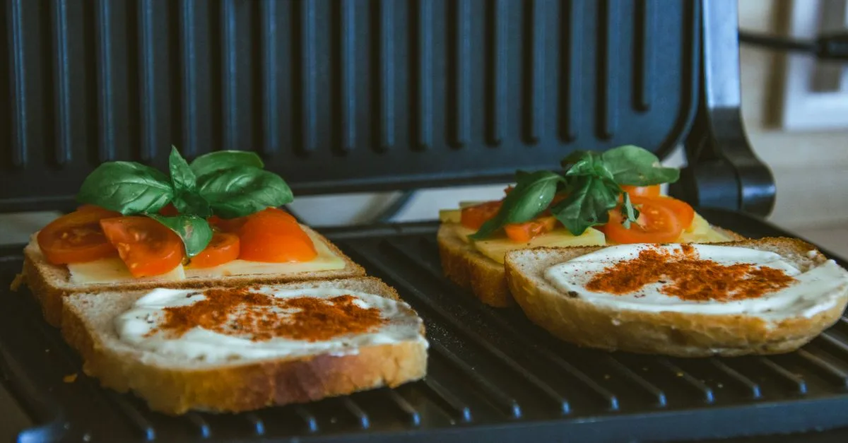 découvrez une recette facile de sandwich aux merguez, avec des saucisses grillées, des légumes frais et une sauce savoureuse pour un repas plein de goût.