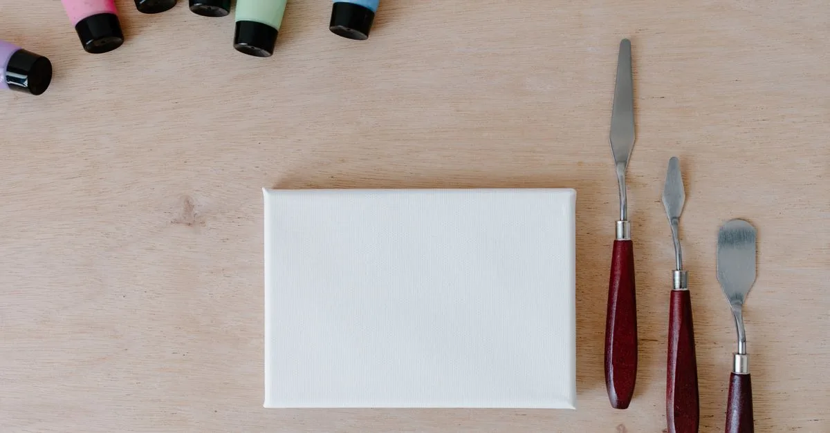 apprenez à préparer les chants du contreplaqué avant peinture : ponçage, dépoussiérage et application d’une sous-couche pour une finition lisse et durable.