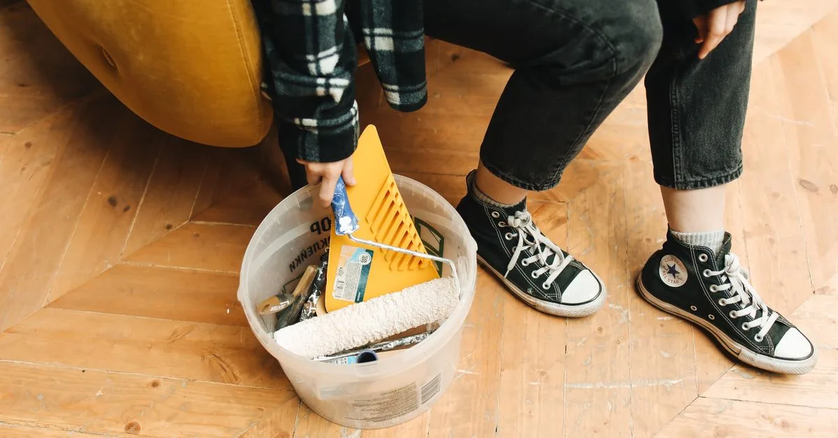 découvrez comment préparer un meuble en bois verni avant de le peindre : nettoyage, ponçage et application d’une sous-couche pour une finition durable.