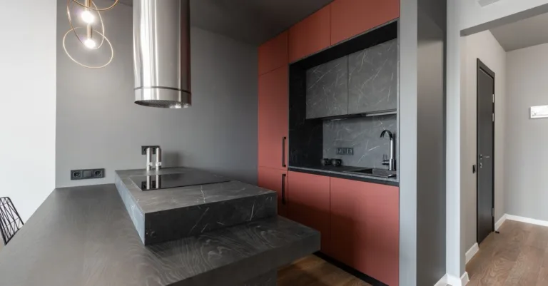 découvrez comment choisir et appliquer une sous-couche pour peindre des meubles de cuisine en stratifié et obtenir un résultat durable et uniforme.