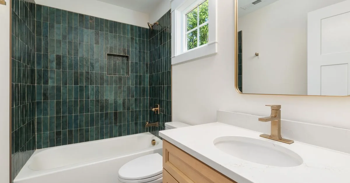 découvrez des idées ingénieuses pour aménager une petite salle de bains : rangements malins, couleurs lumineuses et astuces gain de place.