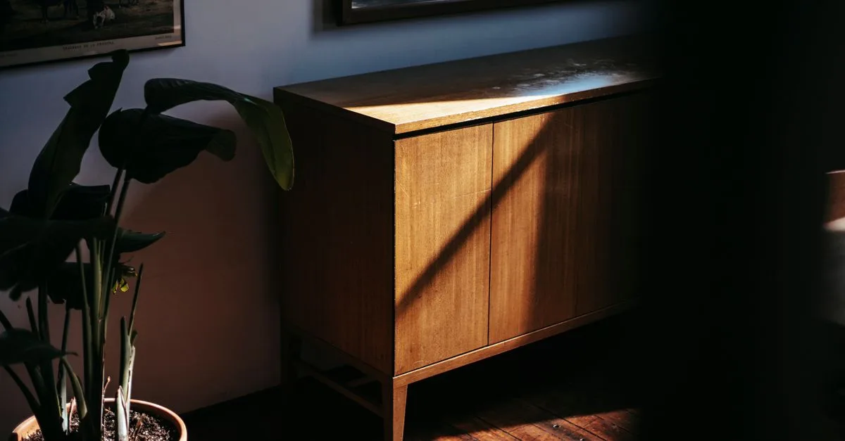 découvrez comment peindre un meuble en deux tons pour lui donner du caractère et créer une décoration personnalisée.